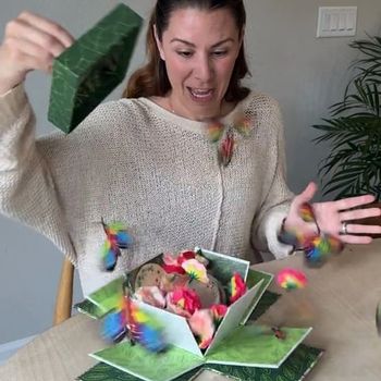  The sweetest plant themed box, with a cake covered in flowers so cute you could just eat them! 🌸
(And you can, they’re edible! 😊)

  gift   