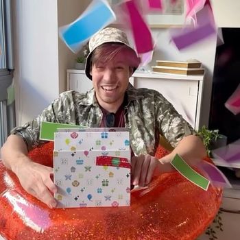  It’s officially summer! 😎⛱️☀️ 
Start it off right with a sweet scavenger hunt 🎂

 