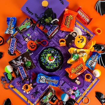  🎃💥 Get ready for a frightfully fun Halloween classic with our Spooky Explosion Box! Open if you dare—because when you do, a burst of spooky treats, flying bats, and eerie delights await! 👻🦇🍬

  