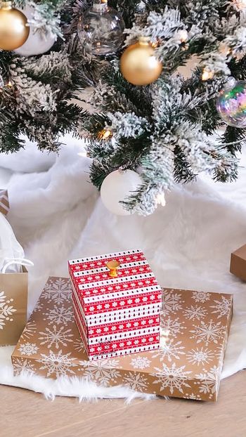 Start a new tradition, find the perfect secret santa gift, or send a present to a loved one far away! Send A Cake can help you with that all before Christmas! 🎄

   