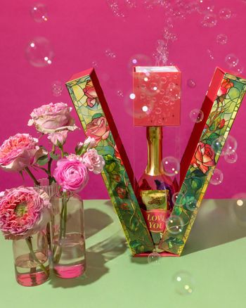 A little drama, a little cake, a whole lot of love. ❤️🎂

Pictured: The Rose Bubble Box 🌹

   