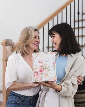 Whether your looking for a “WOW! 😍” gift or an “AWW! 🥹” gift, we have both for the Mom’s in your life! 🎁🌹🫧🦋🎂

   