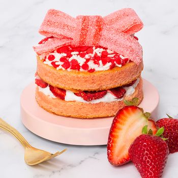 Picture of Strawberry Shortcake w/ Edible Candy Bow, Picture 1